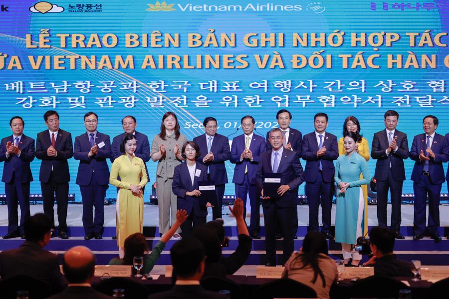 Thủ tướng chứng kiến Lễ trao Bi&ecirc;n bản ghi nhớ hợp t&aacute;c giữa Vietnam Airlines v&agrave; đối t&aacute;c H&agrave;n Quốc. Ảnh: VGP