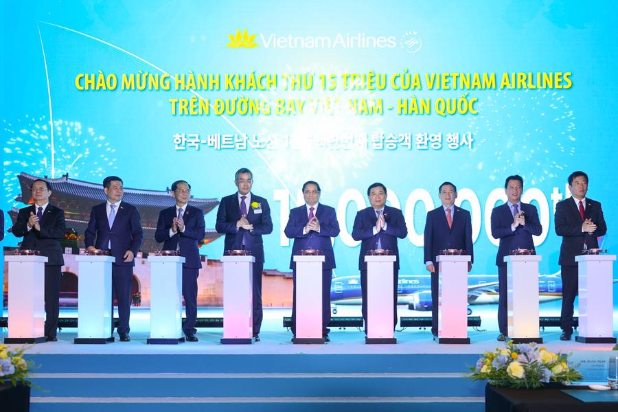 Nghi thức ch&agrave;o mừng 30 năm đường bay v&agrave; h&agrave;nh kh&aacute;ch thứ 15 triệu của Vietnam Airlines tr&ecirc;n đường bay giữa Việt Nam - H&agrave;n Quốc.