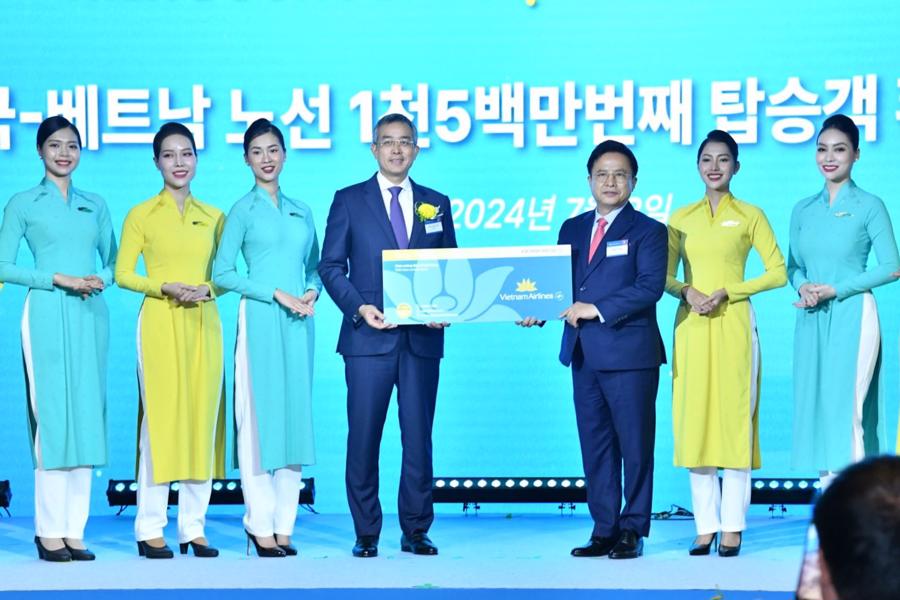 Vietnam Airlines tặng qu&agrave; kh&aacute;ch h&agrave;ng thứ 15 triệu tr&ecirc;n đường bay giữa Việt Nam - H&agrave;n Quốc. Trong ba thập kỷ, Vietnam Airlines đ&atilde; thực hiện tổng cộng 65.000 chuyến bay, vận chuyển 15 triệu lượt h&agrave;nh kh&aacute;ch v&agrave; 291.300 tấn h&agrave;ng h&oacute;a giữa hai quốc gia.