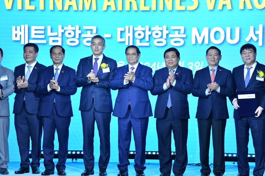 Hiện nay, Vietnam Airlines đang khai th&aacute;c 06 đường bay thẳng l&agrave; H&agrave; Nội, Tp Hồ Ch&iacute; Minh - Seoul; H&agrave; Nội, Tp Hồ Ch&iacute; Minh - Busan; Đ&agrave; Nẵng - Seoul v&agrave; Cam Ranh - Seoul, với tần suất trung b&igrave;nh l&ecirc;n tới 112 chuyến bay mỗi tuần.