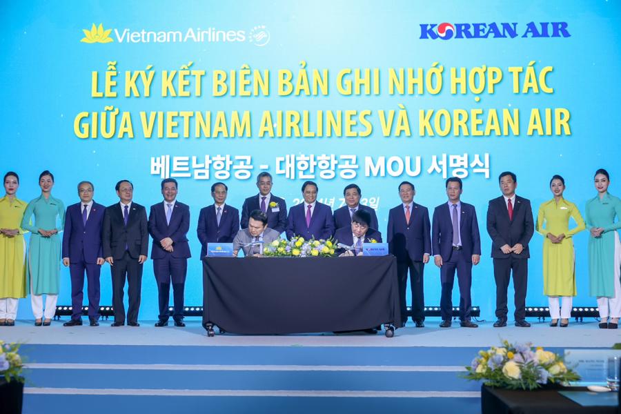 Cũng tại sự kiện, Vietnam Airlines k&yacute; kết Bi&ecirc;n bản ghi nhớ với Korean Air về việc tăng cường hợp t&aacute;c trong lĩnh vực bảo dưỡng, sửa chữa m&aacute;y bay.