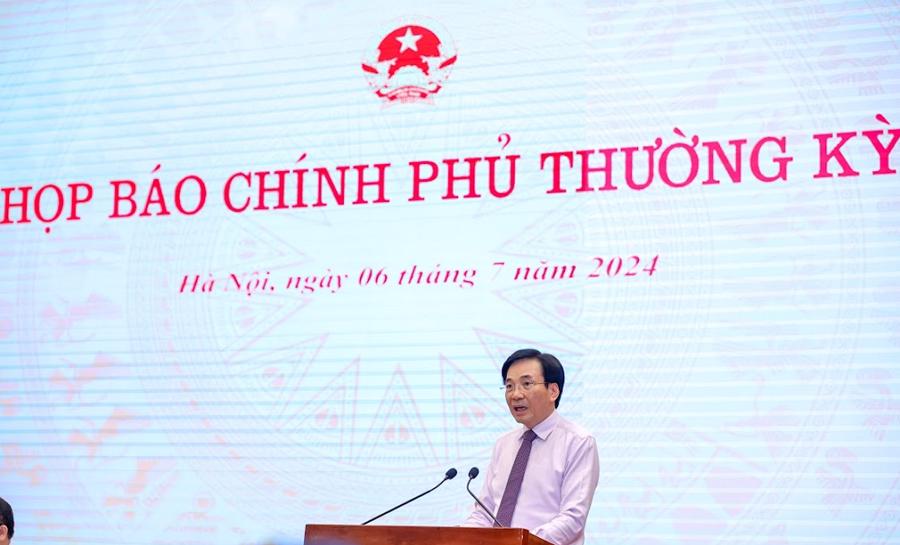 Bộ trưởng, Chủ nhiệm Văn phòng Chính phủ Trần Văn Sơn cung cấp thông tin về tình hình kinh tế - xã hội tháng 6 và nửa đầu năm 2024. 