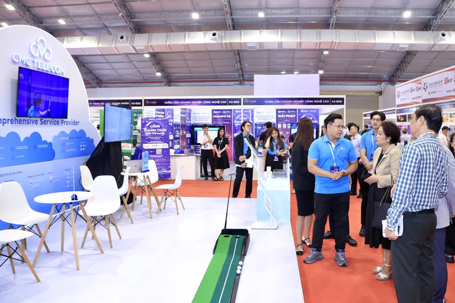 Chuy&ecirc;n gia của CMC Telecom tư vấn c&aacute;c giải ph&aacute;p cho kh&aacute;ch h&agrave;ng tham gia diễn đ&agrave;n iTECH EXPO 2024.