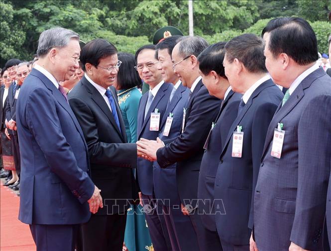 Chủ tịch nước T&ocirc; L&acirc;m giới thiệu với Tổng B&iacute; thư, Chủ tịch nước L&agrave;o Thongloun Sisoulith c&aacute;c th&agrave;nh vi&ecirc;n Đo&agrave;n Việt Nam. Ảnh: TTXVN