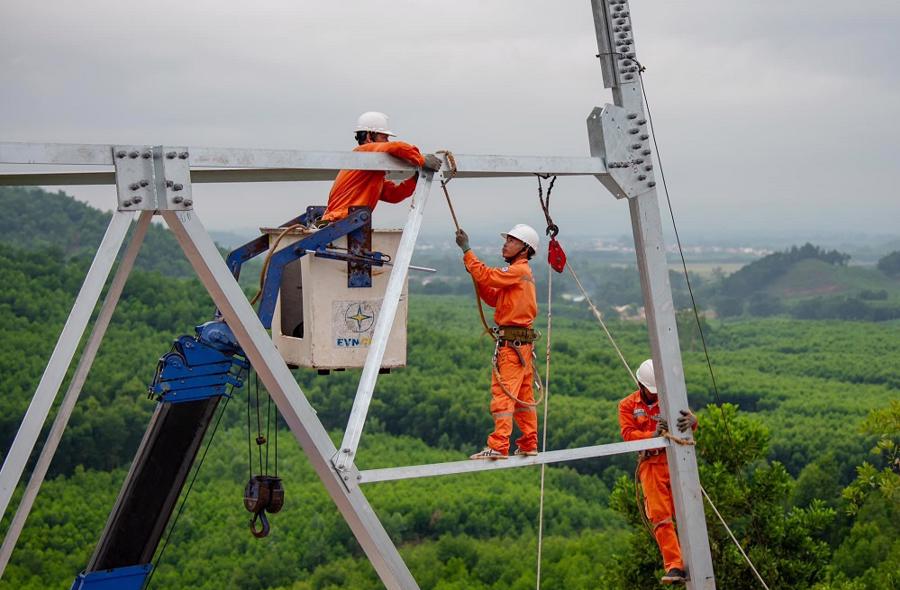 Thi c&ocirc;ng đường d&acirc;y 500 kV mạch 3&nbsp;Quảng Trạch - Phố Nối.