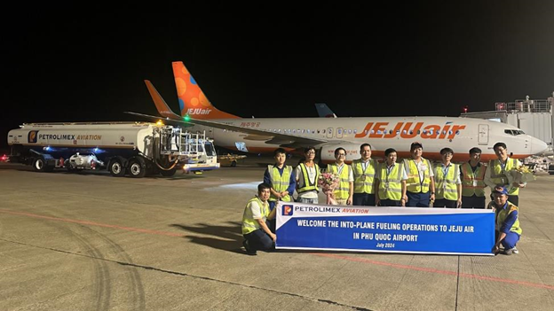 Đo&agrave;n c&ocirc;ng t&aacute;c của Petrolimex Aviation c&ugrave;ng l&atilde;nh đạo Chi nh&aacute;nh tại Ph&uacute; Quốc chụp ảnh lưu niệm chuyến tra nạp đầu ti&ecirc;n tại Cảng h&agrave;ng kh&ocirc;ng quốc tế Ph&uacute; Quốc.