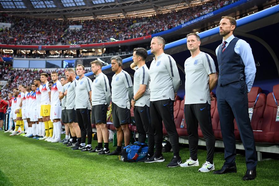 Suốt World Cup 2018, Southgate nhận "mưa" lời khen với phong c&aacute;ch qu&yacute; tộc Anh gồm sơ mi, ghi l&ecirc;, c&agrave; vạt hoặc kho&aacute;c th&ecirc;m vest.