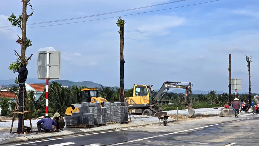 C&aacute;c nh&agrave; thầu đang thi c&ocirc;ng những phần việc cuối tại dự &aacute;n đường dẫn trước thời điểm cầu Bến Rừng được th&ocirc;ng xe