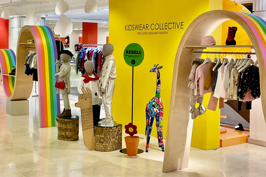 Selfridges c&oacute; danh mục sản phẩm b&aacute;n lại cả tr&ecirc;n nền tảng trực tuyến lẫn cửa h&agrave;ng vật l&yacute;.