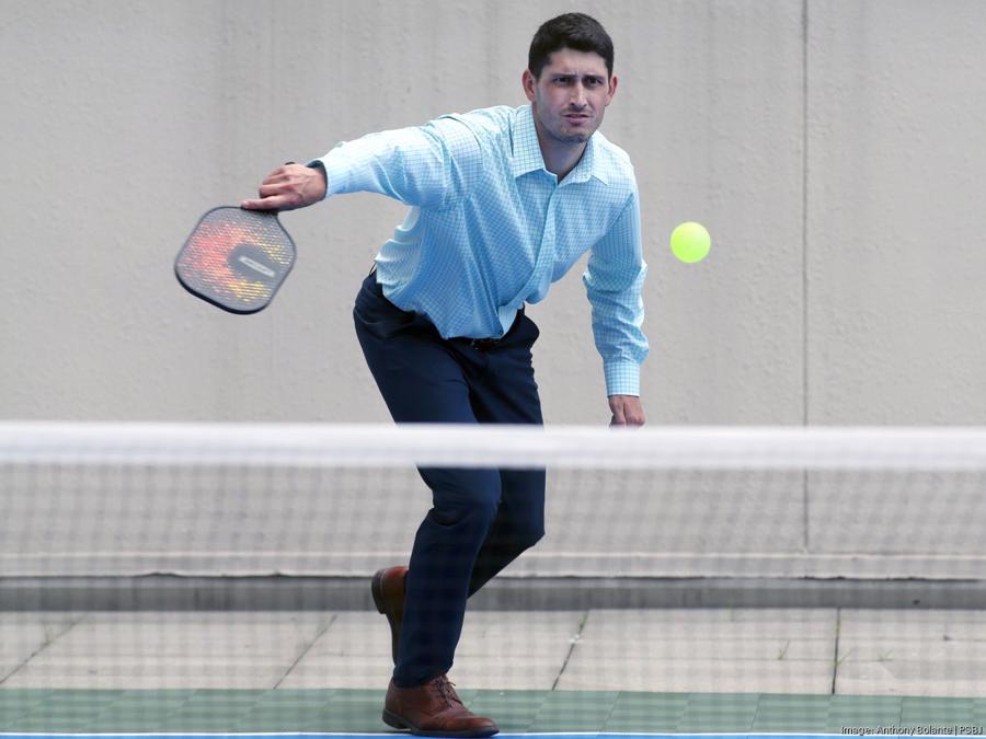 Nh&acirc;n vi&ecirc;n Andrew Snavely của WaFd trả b&oacute;ng cho đối thủ ở trung t&acirc;m th&agrave;nh phố Seattle trong giải đấu pickleball của c&ocirc;ng ty.