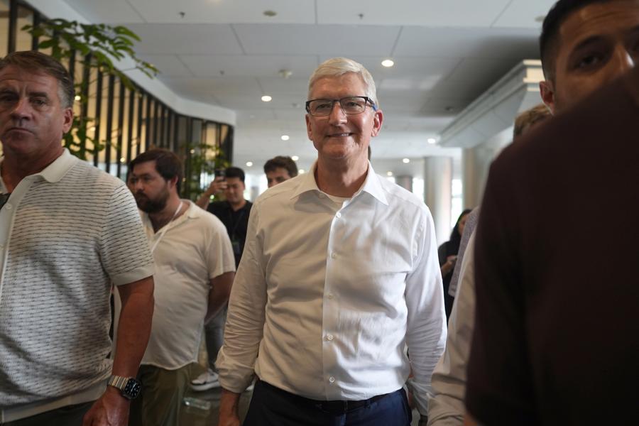 CEO Tim Cook trong chuyến c&ocirc;ng t&aacute;c tại Singapore.&nbsp;