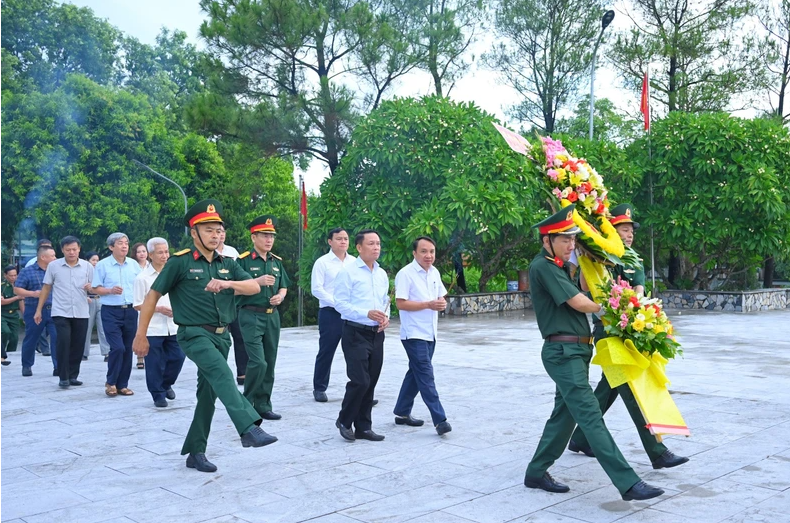 Đo&agrave;n c&ocirc;ng t&aacute;c của Hội Nh&agrave; b&aacute;o Việt Nam d&acirc;ng hương, d&acirc;ng hoa tưởng nhớ c&aacute;c anh h&ugrave;ng liệt sĩ tại Nghĩa trang Liệt sĩ huyện Nghi Lộc.