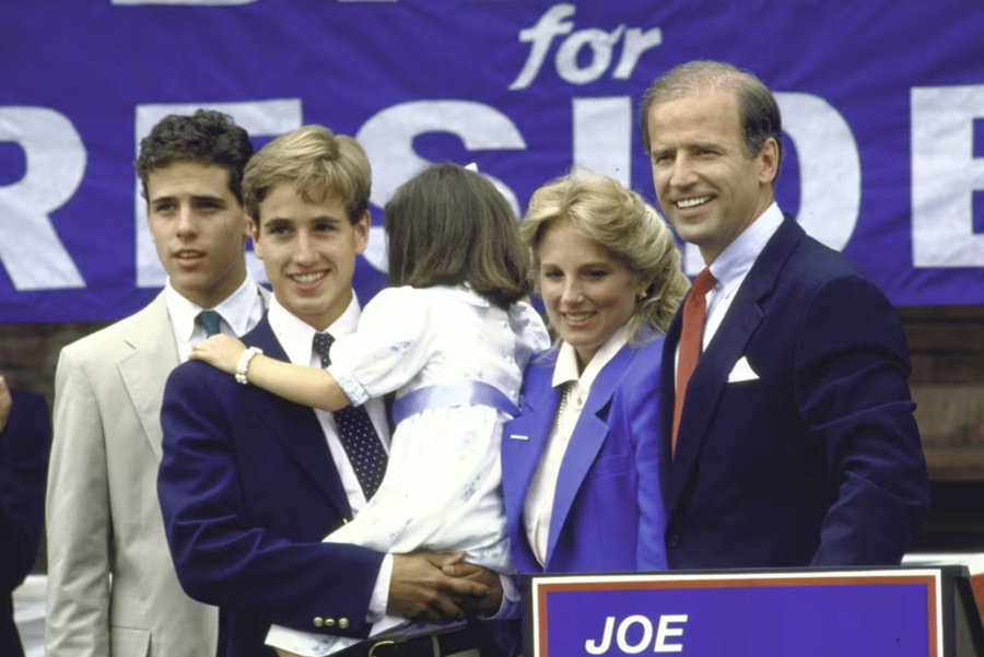 &Ocirc;ng Joe Biden (phải) c&ugrave;ng gia đ&igrave;nh khi &ocirc;ng tranh cử tổng thống lần đầu ti&ecirc;n v&agrave;o năm 1988 - Ảnh: Getty/FT.