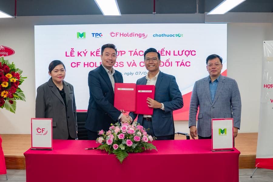 Đại diện CF Holdings v&agrave; Money Wise k&yacute; kết hợp t&aacute;c chiến lược.