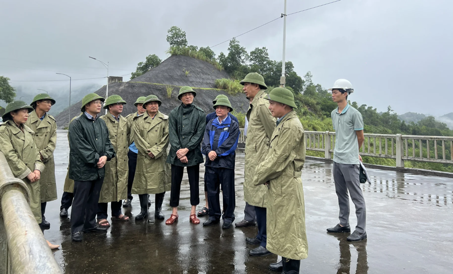 Đo&agrave;n c&ocirc;ng t&aacute;c do &ocirc;ng L&ecirc; Đức Giang - Ph&oacute; Chủ tịch UBND tỉnh Thanh H&oacute;a dẫn đầu đi kiểm tra hồ chứa Cửa Đạt