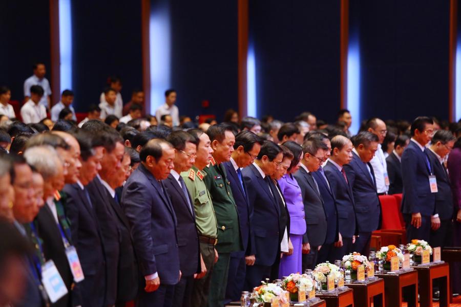 Lãnh đạo, nguyên Lãnh đạo Đảng, Nhà nước và các đại biểu dành phút mặc niệm để tướng nhớ Tổng Bí thư Nguyễn Phú Trọng. Ảnh: Tống Giáp.