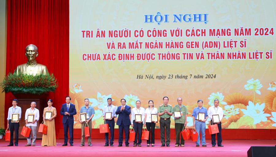 Thủ tướng Ch&iacute;nh phủ v&agrave; l&atilde;nh đạo c&aacute;c Bộ, ng&agrave;nh trao&nbsp;Giấy chứng nhận ADN cho đại diện 10 gia đ&igrave;nh liệt sĩ. Ảnh: Mạnh Dũng.