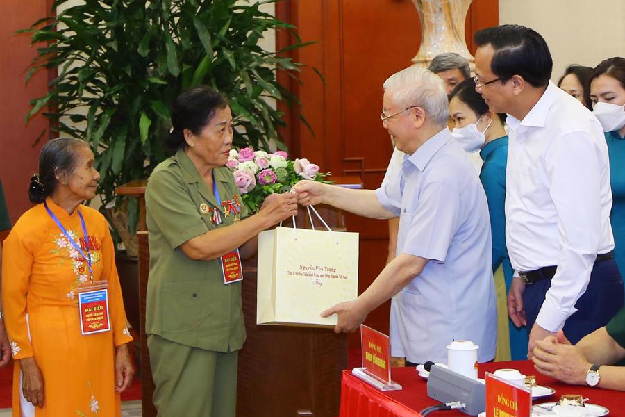 "Tất cả mọi người ch&uacute;ng ta h&atilde;y lu&ocirc;n lu&ocirc;n ghi nhớ v&agrave; t&acirc;m niệm: H&atilde;y sống, chiến đấu, lao động, học tập v&agrave; l&agrave;m việc sao cho xứng đ&aacute;ng với những người đ&atilde; khuất, đ&atilde; hy sinh v&igrave; Tổ quốc, v&igrave; nh&acirc;n d&acirc;n!" - Tổng B&iacute; thư chia sẻ tại buổi gặp mặt th&acirc;n mật 75 đại biểu người c&oacute; c&ocirc;ng ti&ecirc;u biểu nh&acirc;n Kỷ niệm 75 năm Ng&agrave;y Thương binh - Liệt sĩ. Ảnh: MOLISA.