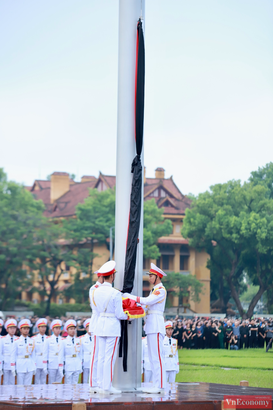 Đ&uacute;ng 6 giờ, l&aacute; Quốc kỳ c&oacute; dải băng tang được k&eacute;o l&ecirc;n.&nbsp;