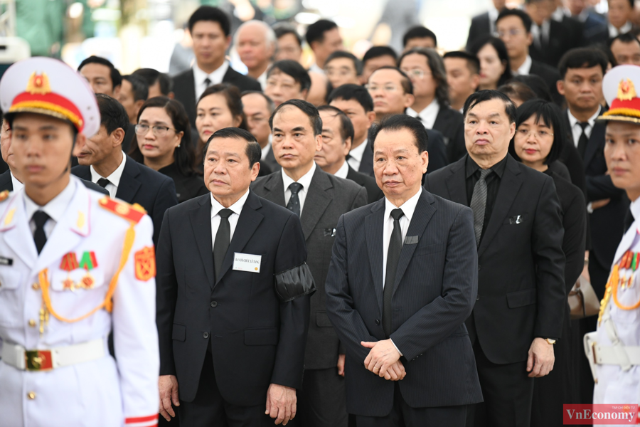 Đo&agrave;n Ban Tuy&ecirc;n gi&aacute;o Trung ương do đồng ch&iacute; Nguyễn Trọng Nghĩa - Ủy vi&ecirc;n Bộ Ch&iacute;nh trị, B&iacute; Thư Trung ương Đảng, Trưởng Ban Tuy&ecirc;n gi&aacute;o Trung ương l&agrave;m Trưởng đo&agrave;n v&agrave;o k&iacute;nh viếng Tổng B&iacute; thư Nguyễn Ph&uacute; Trọng.