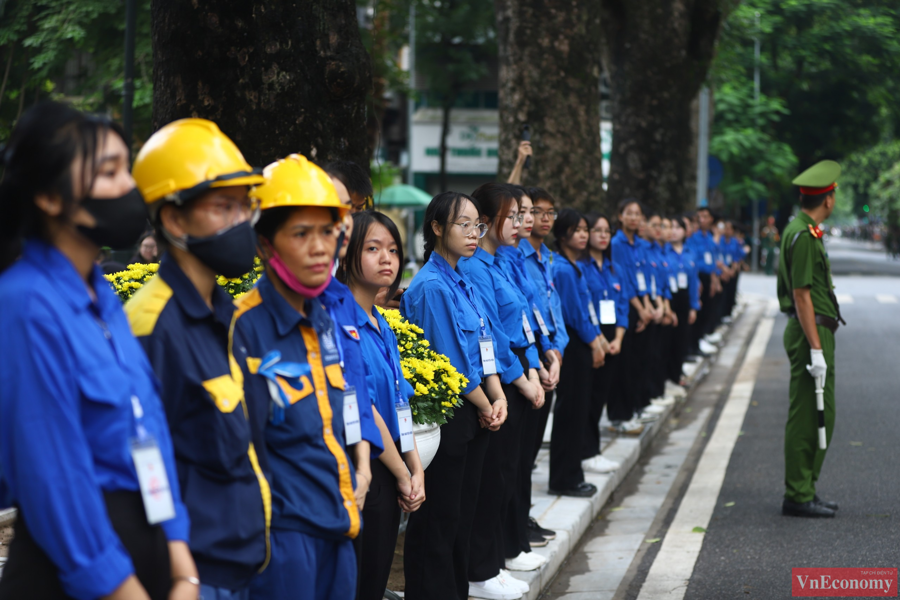 [Phóng sự ảnh]: Người dân thủ đô xúc động tiễn biệt Tổng Bí thư Nguyễn Phú Trọng - Ảnh 2