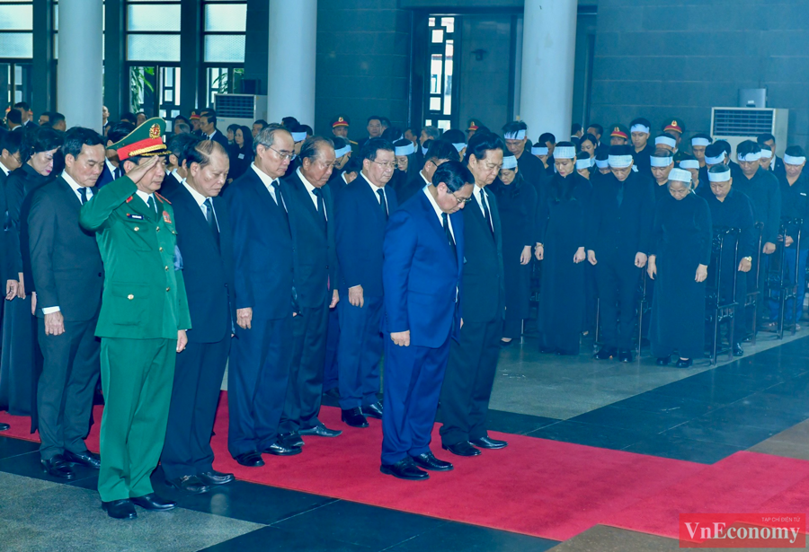 Tiếp theo l&agrave; Đo&agrave;n Ch&iacute;nh phủ do Thủ tướng Phạm Minh Ch&iacute;nh l&agrave;m Trưởng đo&agrave;n v&agrave;o viếng Tổng B&iacute; thư Nguyễn Ph&uacute; Trọng.