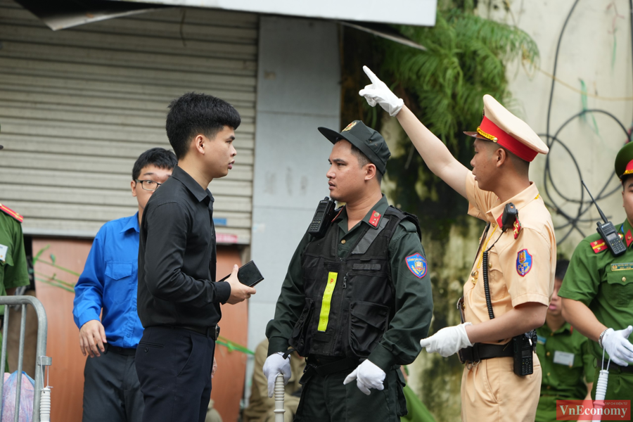 [Phóng sự ảnh]: Người dân thủ đô xúc động tiễn biệt Tổng Bí thư Nguyễn Phú Trọng - Ảnh 6