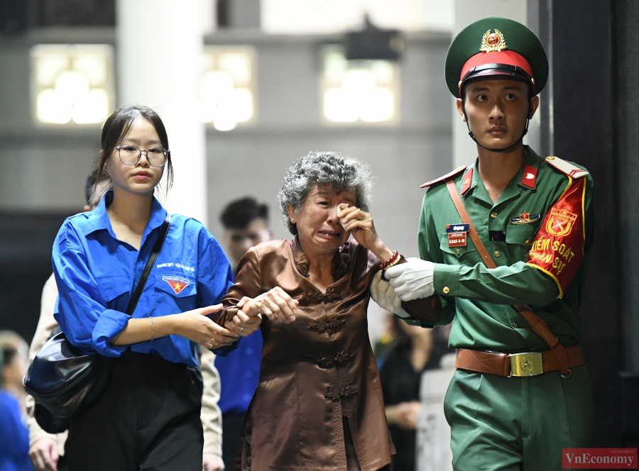 Trong h&agrave;ng d&agrave;i những người v&agrave;o viếng Tổng B&iacute; thư Nguyễn Ph&uacute; Trọng, c&oacute; cả những người tuổi cao, bước ch&acirc;n kh&ocirc;ng c&ograve;n vững, phải chống gậy nhưng vẫn muốn tới tận nơi để b&agrave;y tỏ l&ograve;ng th&agrave;nh k&iacute;nh v&agrave; niềm tiếc thương với Tổng B&iacute; thư.