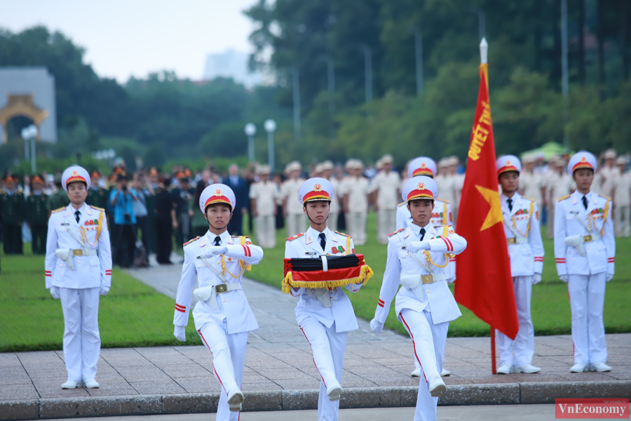 L&uacute;c 5h50 ng&agrave;y 25/7, đội ti&ecirc;u binh Bộ Tư lệnh bảo vệ lăng Chủ tịch Hồ Ch&iacute; Minh mang theo Quốc kỳ gắn băng tang tiến v&agrave;o quảng trường Ba Đ&igrave;nh.