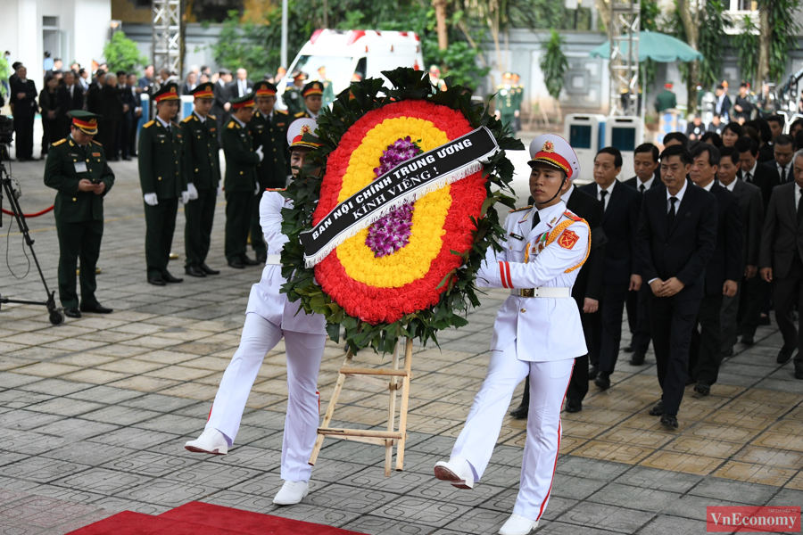 Đo&agrave;n Ban Nội ch&iacute;nh Trung ương do đồng ch&iacute; Phan Đ&igrave;nh Trạc - Ủy vi&ecirc;n Bộ Ch&iacute;nh trị, Trưởng Ban Nội ch&iacute;nh Trung ương, l&agrave;m Trưởng đo&agrave;n v&agrave;o k&iacute;nh viếng Tổng B&iacute; thư Nguyễn Ph&uacute; Trọng.