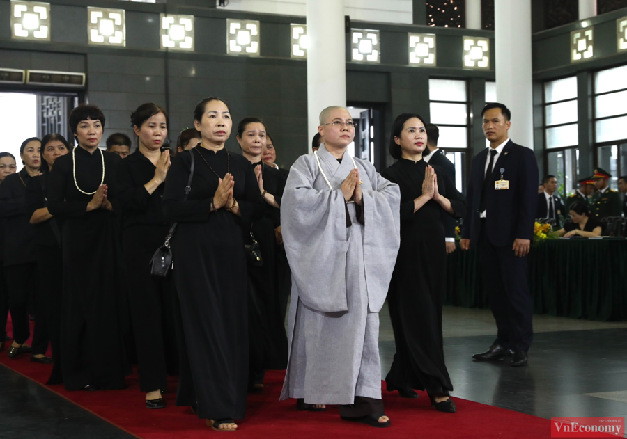 [Phóng sự ảnh]: Nhân dân bắt đầu vào viếng Tổng Bí thư Nguyễn Phú Trọng tại Hà Nội - Ảnh 15