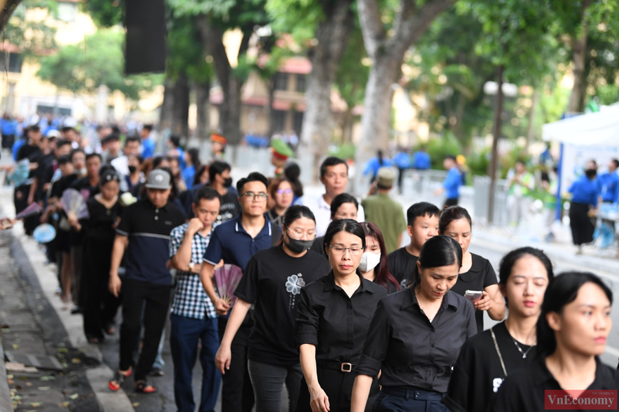 H&agrave;ng d&agrave;i người d&acirc;n vẫn đang chờ v&agrave;o viếng Tổng B&iacute; thư Nguyễn Ph&uacute; Trọng.&nbsp;Nhiều người đ&atilde; mang theo di ảnh của Tổng B&iacute; thư tr&ecirc;n h&agrave;nh tr&igrave;nh đưa tiễn.