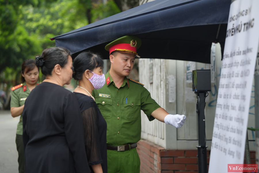 Người d&acirc;n c&oacute; nguyện vọng dự Lễ viếng Tổng b&iacute; thư cần mang theo căn cước c&ocirc;ng d&acirc;n c&oacute; gắn chip qu&eacute;t qua m&aacute;y QR code hoặc đăng k&yacute; qua ứng dụng VNeID, kh&ocirc;ng mang theo t&uacute;i x&aacute;ch, v&ograve;ng hoa...&nbsp;