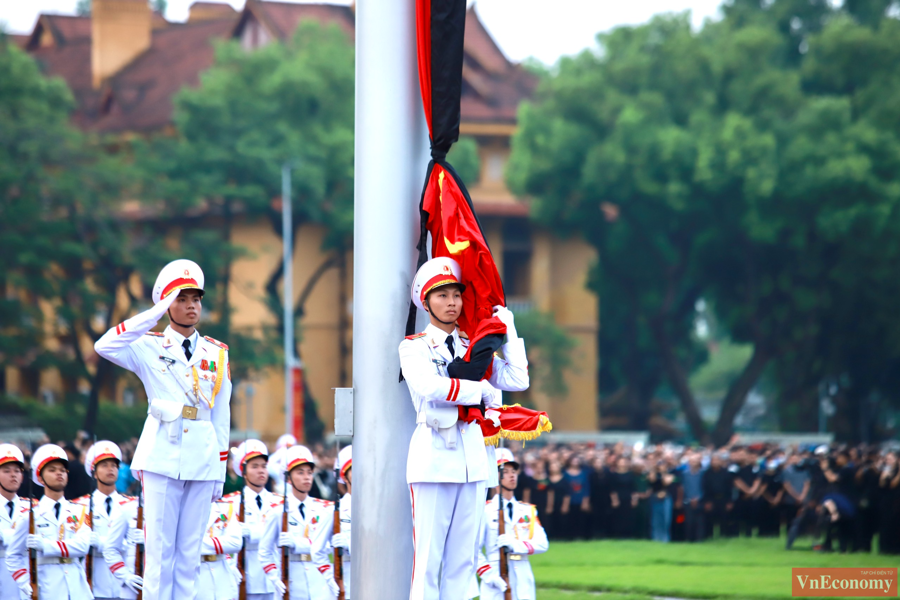 Lễ thượng cờ rủ kh&ocirc;ng c&oacute; động t&aacute;c tung Quốc kỳ thường thấy.&nbsp;Cờ rủ chỉ được k&eacute;o l&ecirc;n đến 2/3 chiều cao của cột cờ, dải băng tang buộc l&agrave;m 3 đoạn.