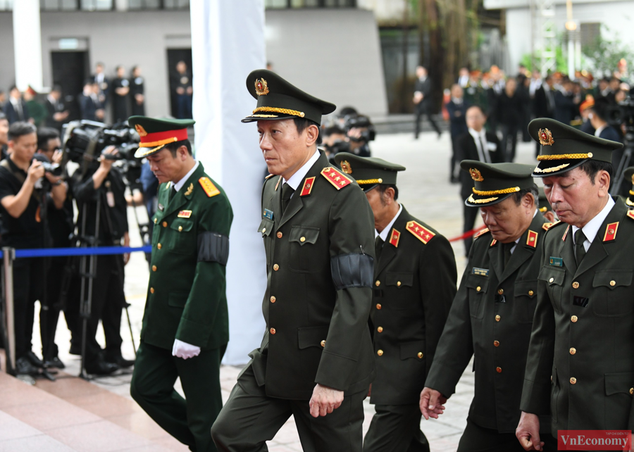 Đo&agrave;n Đảng ủy C&ocirc;ng an Trung ương, Bộ C&ocirc;ng an do Thượng tướng Lương Tam Quang, Bộ trưởng Bộ C&ocirc;ng an l&agrave;m Trưởng đo&agrave;n v&agrave;o k&iacute;nh viếng Tổng B&iacute; thư Nguyễn Ph&uacute; Trọng.