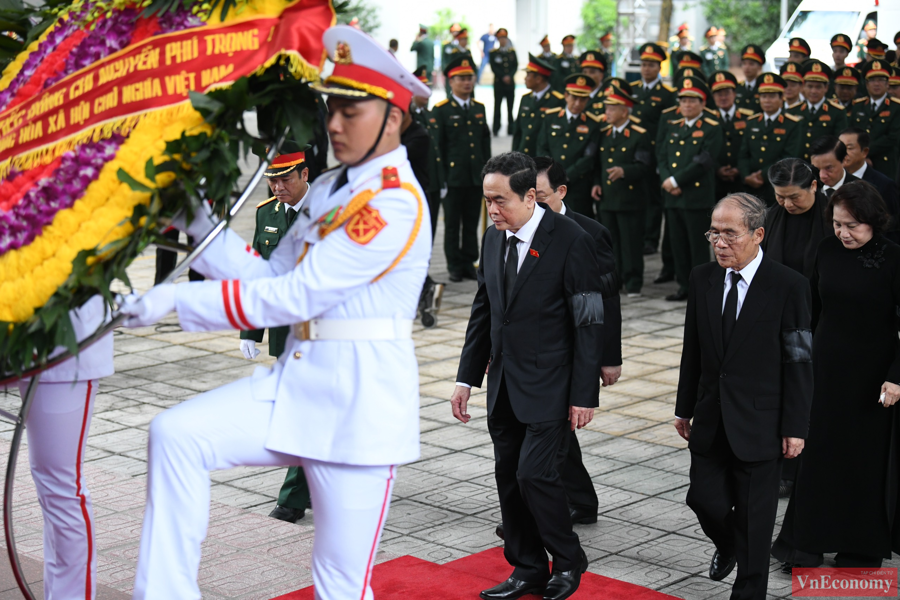 Đo&agrave;n Quốc hội do đồng ch&iacute; Trần Thanh Mẫn - Ủy vi&ecirc;n Bộ Ch&iacute;nh trị, Chủ tịch Quốc hội l&agrave;m Trưởng đo&agrave;n, v&agrave;o k&iacute;nh viếng Tổng B&iacute; thư Nguyễn Ph&uacute; Trọng.