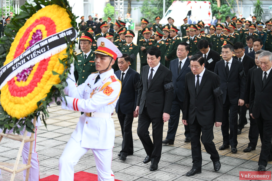 Đo&agrave;n Ban Chỉ đạo Trung ương về Ph&ograve;ng, chống tham nhũng, ti&ecirc;u cực do đồng ch&iacute; Lương Cường - Ủy vi&ecirc;n Bộ Ch&iacute;nh trị, Thường trực Ban B&iacute; thư, Ph&oacute; trưởng Ban Chỉ đạo l&agrave;m Trưởng đo&agrave;n, k&iacute;nh viếng Tổng B&iacute; thư Nguyễn Ph&uacute; Trọng.