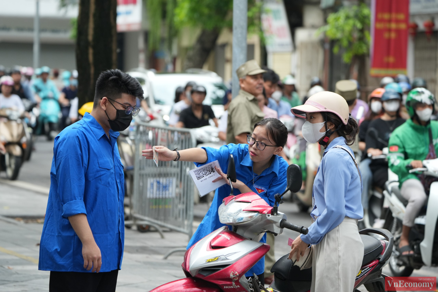 [Phóng sự ảnh]: Người dân thủ đô xúc động tiễn biệt Tổng Bí thư Nguyễn Phú Trọng - Ảnh 7