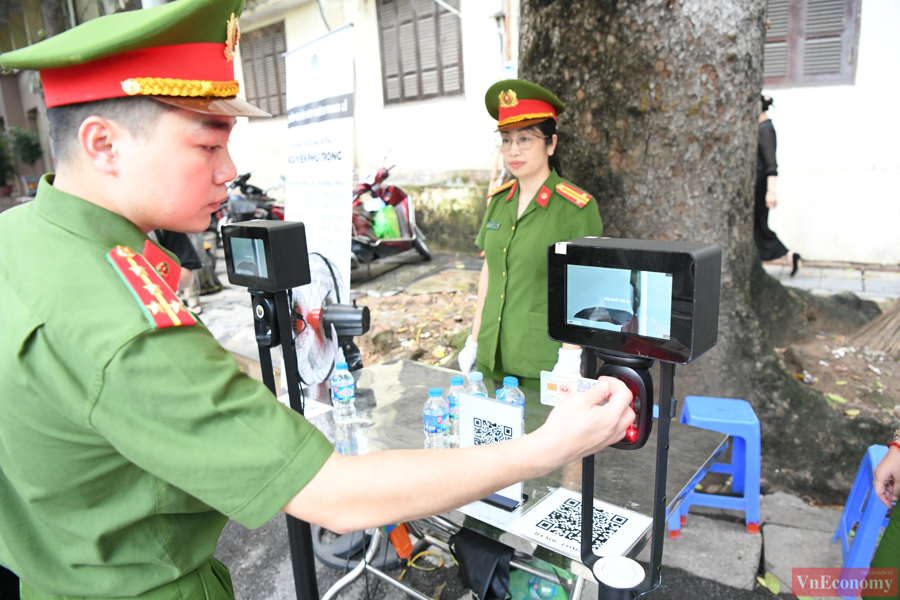 Tại Nh&agrave; tang lễ Quốc gia, người d&acirc;n l&agrave;m c&aacute;c thủ tục tại c&aacute;c điểm trực chốt để v&agrave;o viếng. Sẽ c&oacute; 8 chốt kiểm tra an ninh quanh khu vực, mỗi chốt c&oacute; gần 20 c&aacute;n bộ chiến sĩ kết hợp với lực lượng thanh ni&ecirc;n thủ đ&ocirc; tham gia đảm bảo an ninh v&agrave; hỗ trợ người d&acirc;n tham gia lễ viếng.