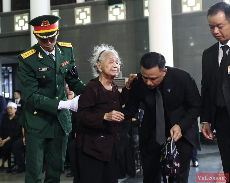 B&ecirc;n trong nh&agrave; tang lễ, c&aacute;c cụ gi&agrave;, người khuyết tật được lực lượng qu&acirc;n đội hỗ trợ, ưu ti&ecirc;n v&agrave;o viếng trước.