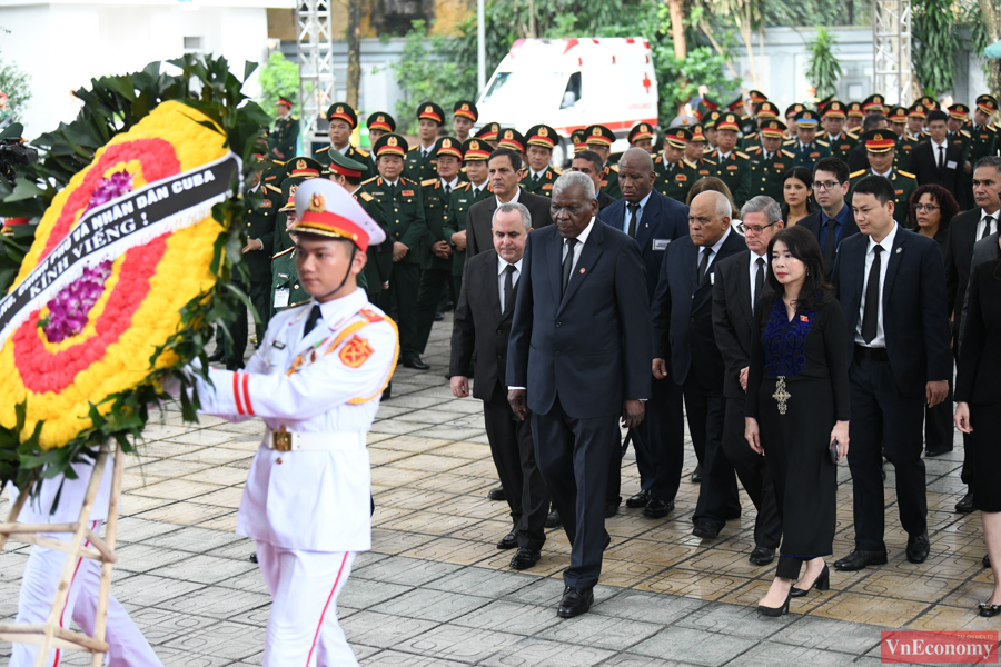 Đo&agrave;n Cộng h&ograve;a Cuba do Chủ tịch Quốc hội Cuba Esteban Lazo Hern&aacute;ndez dẫn đầu v&agrave;o viếng với v&ograve;ng hoa &ldquo;Đảng, Ch&iacute;nh phủ v&agrave; nh&acirc;n d&acirc;n Cuba k&iacute;nh viếng&rdquo;.