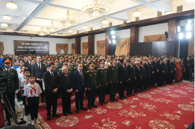 C&aacute;c đồng ch&iacute; l&atilde;nh đạo, nguy&ecirc;n l&atilde;nh đạo TPHCM đến viếng Tổng B&iacute; thư Nguyễn Ph&uacute; Trọng. Ảnh: TTBC TP.HCM.