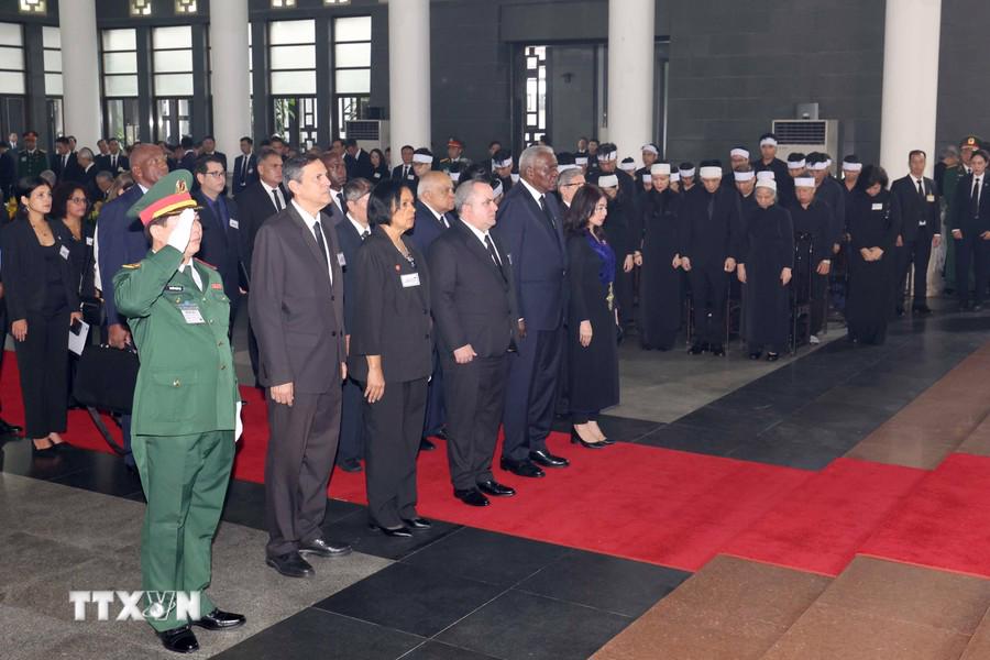 Đo&agrave;n Cộng h&ograve;a Cuba do đồng ch&iacute; Esteban Lazo Hern&aacute;ndez, Ủy vi&ecirc;n Bộ Ch&iacute;nh trị, Chủ tịch Quốc hội Ch&iacute;nh quyền nh&acirc;n d&acirc;n Cuba, l&agrave;m trưởng đo&agrave;n, viếng Tổng B&iacute; thư Nguyễn Ph&uacute; Trọng - Ảnh: TTXVN