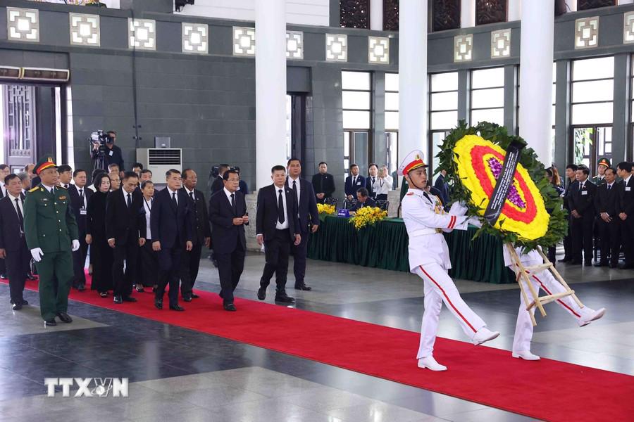 Đo&agrave;n Vương quốc Campuchia do Chủ tịch Đảng Nh&acirc;n d&acirc;n Campuchia, Chủ tịch Thượng viện Campuchia Hun Sen l&agrave;m trưởng đo&agrave;n, viếng Tổng B&iacute; thư Nguyễn Ph&uacute; Trọng - Ảnh: TTXVN