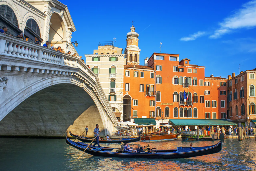 Venice&nbsp;c&oacute; &yacute; định tăng gấp đ&ocirc;i mức thuế l&ecirc;n 10 euro v&agrave; mở rộng &aacute;p dụng v&agrave;o năm tới, nhưng chưa đưa ra th&ocirc;ng b&aacute;o ch&iacute;nh thức n&agrave;o.&nbsp;