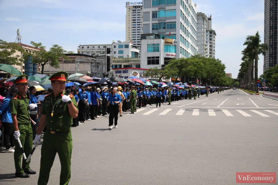 D&ugrave; trời nắng n&oacute;ng, nhiều người d&acirc;n đ&atilde; c&oacute; mặt tại khu vực xung quanh Nghĩa trang Mai Dịch để mong được tiễn biệt Tổng B&iacute; thư Nguyễn Ph&uacute; Trọng lần cuối.