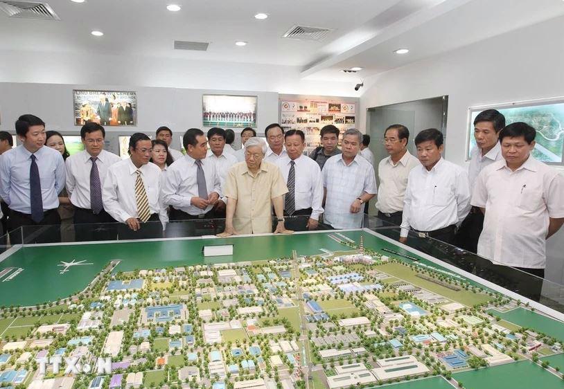 Party General Secretary Nguyen Phu Trong visits the Vietnam-Singapore Industrial Park I (VSIP I) in Binh Duong province on April 13, 2013. (Photo: VNA)