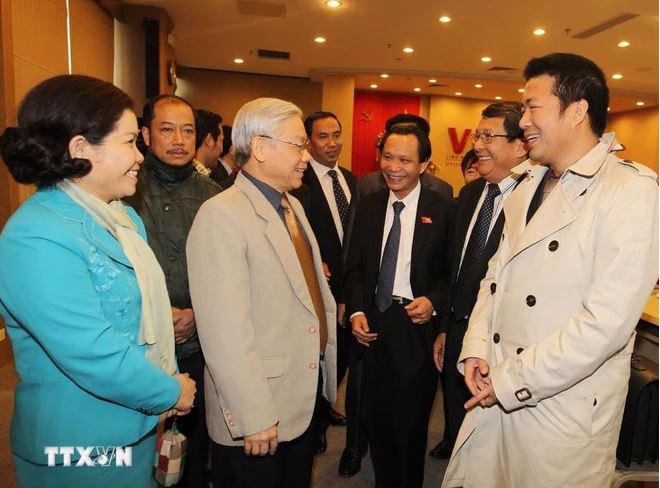 Party General Secretary Nguyen Phu Trong with Vietnamese entrepreneurs and businesses in Hanoi, December 17, 2011. (Photo: VNA)