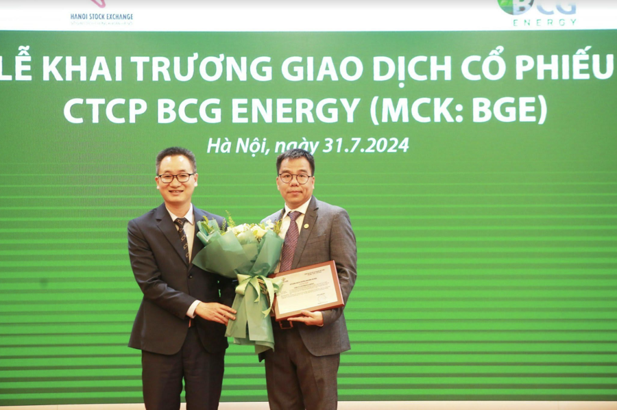 Mr. Pham Minh Tuan, CEO of BCG Energy, receives the stock trading registration certificate for BGE at the Hanoi Stock Exchange (HNX).