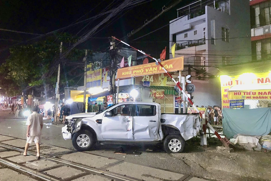 Hiện trường vụ tai nạn rất nghi&ecirc;m trọng l&agrave;m chết 2 người đ&ecirc;m 28/7/2024 tại Bi&ecirc;n H&ograve;a, giữa t&agrave;u sắt Bắc Nam v&agrave; xe b&aacute;n tải. Ảnh: Minh Th&agrave;nh.